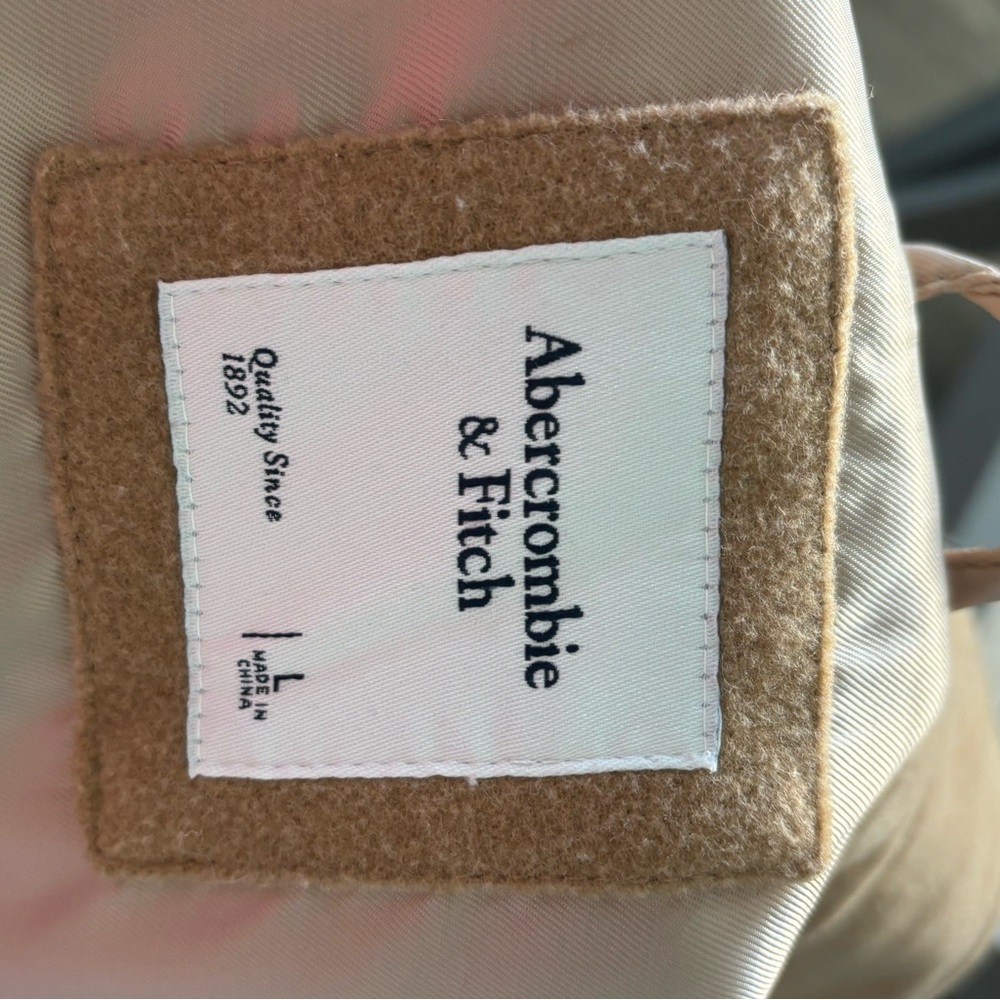 Abercrombie & Fitch Beige Label Detail